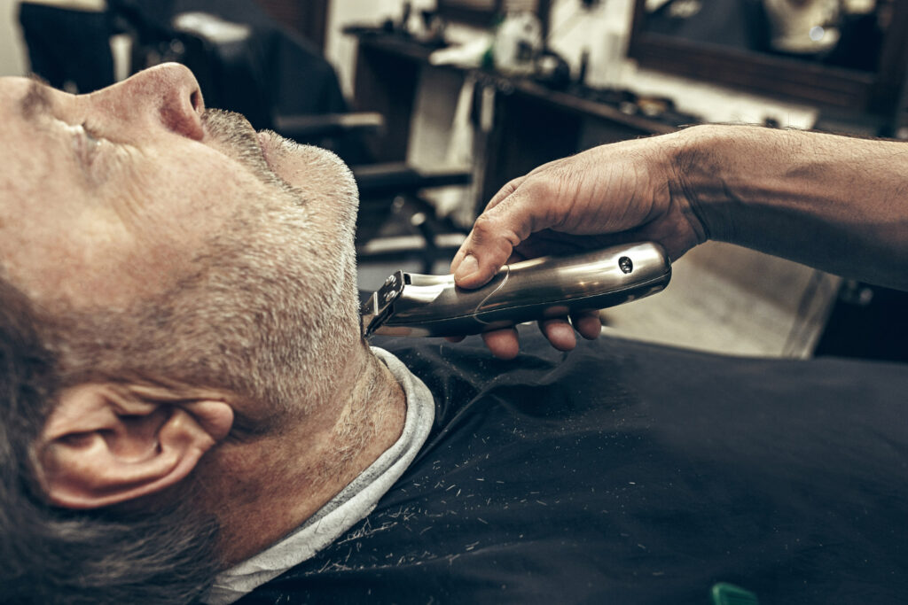 Afeitado con paños calientes tradicional en Barbería Samuel González