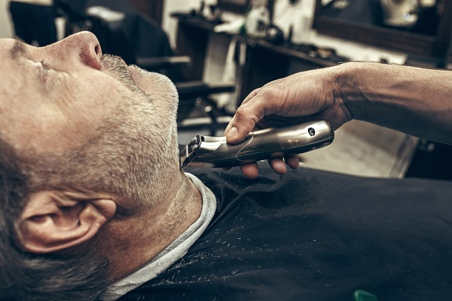 Afeitado con paños calientes tradicional en Barbería Samuel González