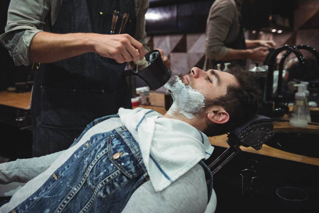 Afeitado con paños calientes tradicional en Barbería Samuel González